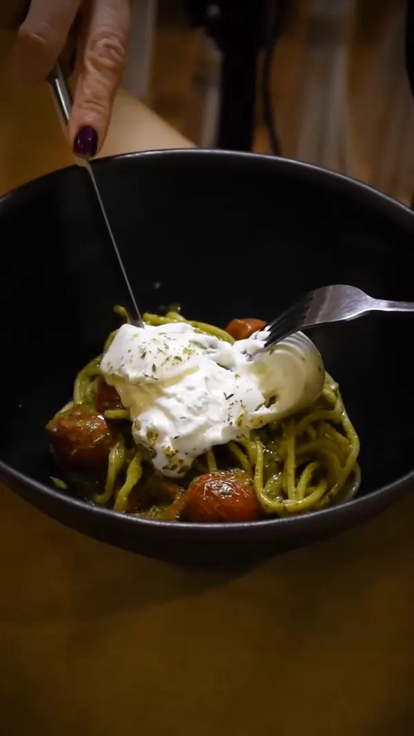 Un tenedor abre la burrata.