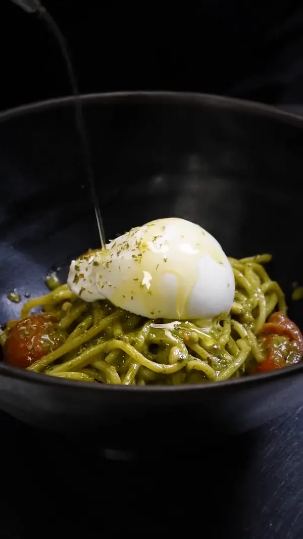 Un hilo de aceite cae sobre la burrata.